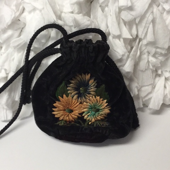 VINTAGE Velvet Bag Flower Embroidery Cinch Top Black Multi - Picture 3 of 5